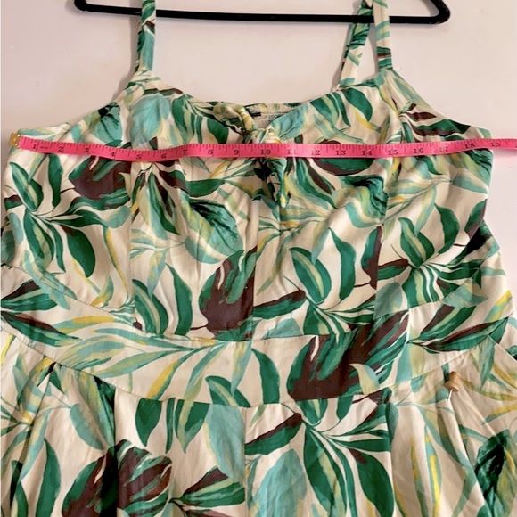 Torrid-Romper in botanical tropics print.Smocking in back.Ruffle shorts.Size XXL - Picture 7 of 8